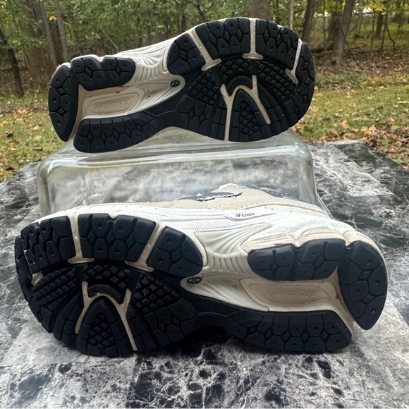 New Balance 2002R Sneakers Size 11 Boys - Picture 8 of 14